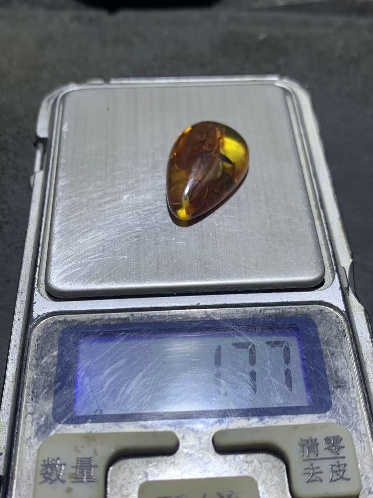 乌克兰花珀水滴形吊坠一个，