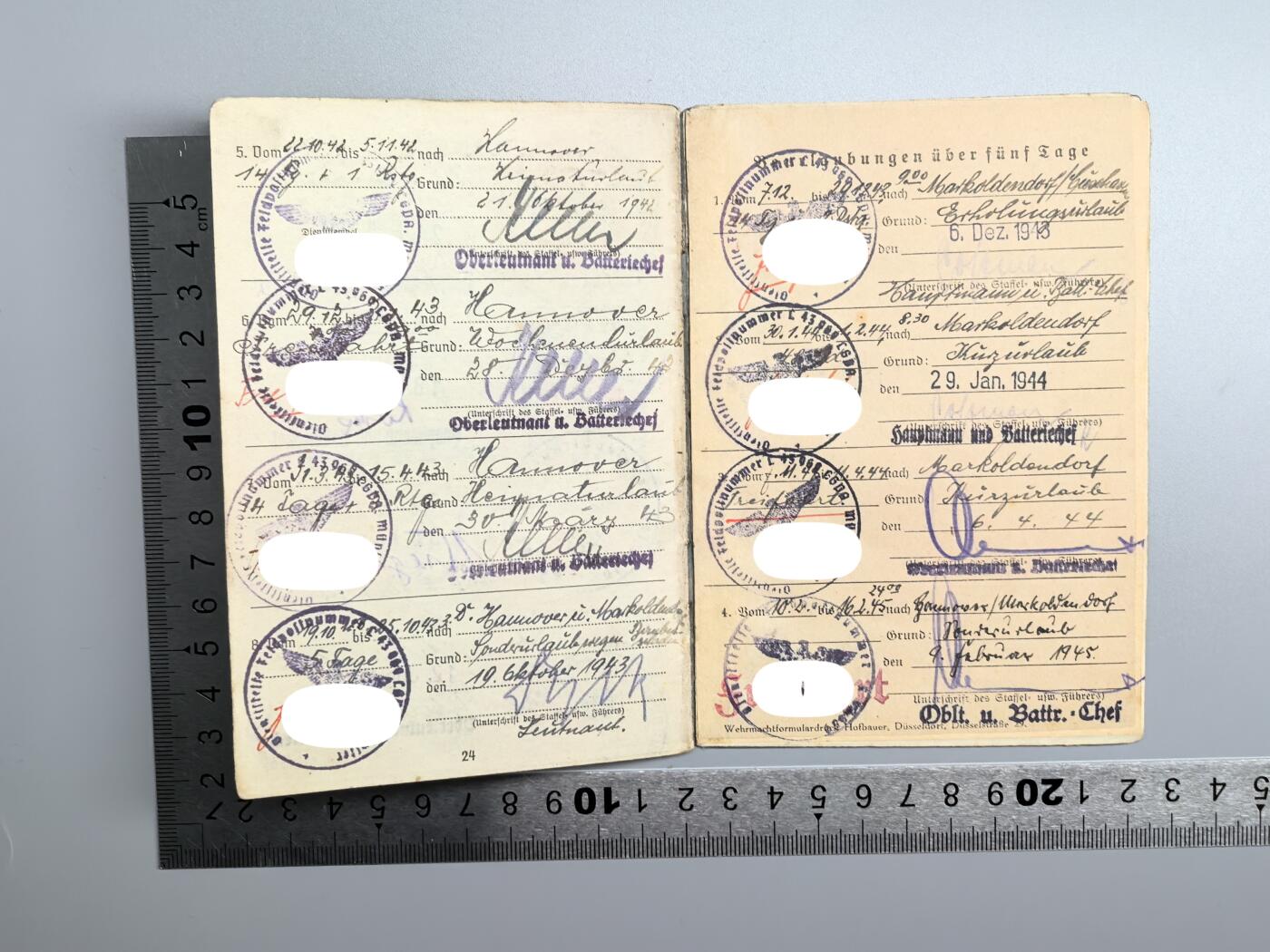 小驴勋章奖章收藏1月2日周五晚六点拍卖（珍爱和平，收藏战争，铭记历史，勿忘国耻，忠党爱国。有偿代拍，送拍规则在简介最后，参拍须阅读规则后再参拍，关系到运费包装发货时效真假辨别等关键信息，拍卖时不再发原图，看大图店主微信码在拍卖店铺介绍里） 得三空军士兵证一本，不常见