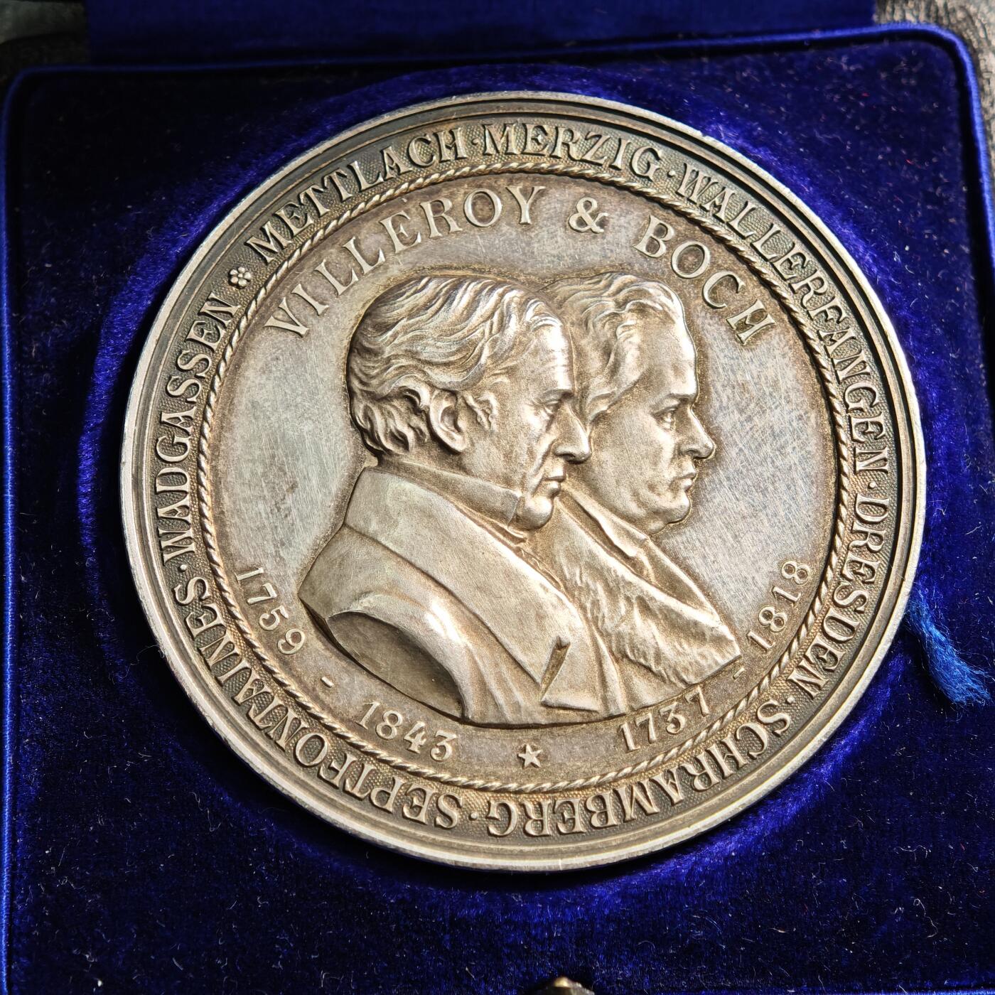 【德藏】世界币章拍卖第160期 1913年(刻字) 德国唯宝陶瓷公司(1843年创立)员工25年服务表彰纪念银章 原盒 刻字精美 直径约：50.3mm；重约：48.1g