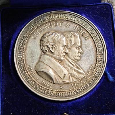 【德藏】世界币章拍卖第160期 - 1913年(刻字) 德国唯宝陶瓷公司(1843年创立)员工25年服务表彰纪念银章 原盒 刻字精美 直径约：50.3mm；重约：48.1g