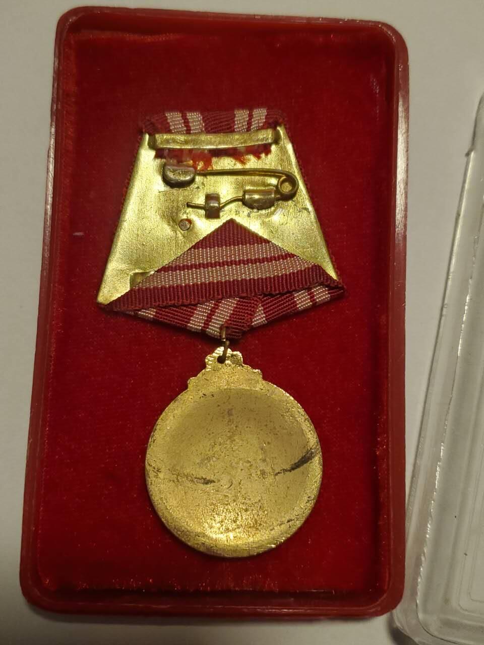 韵星假日拍卖第三十五期 -- Rimey Holidays Auction 34 越南社会主义共和国三级独立勋章 早期版本 铜镀金 高级勋章 排列第三 仅颁发给为共和国突出贡献的人士 非现代版本 品相好带原盒