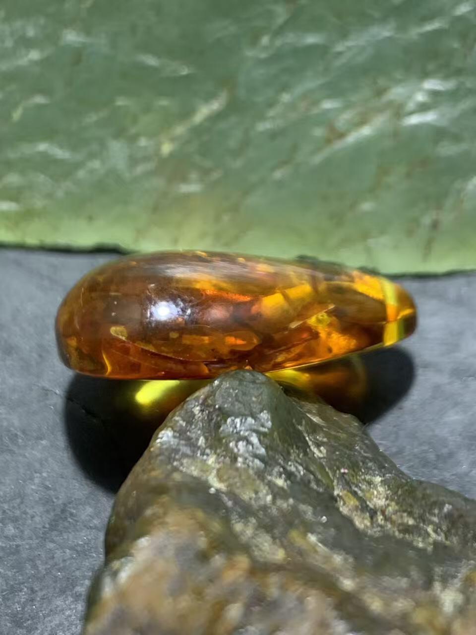 乌克兰花珀水滴形吊坠一个，