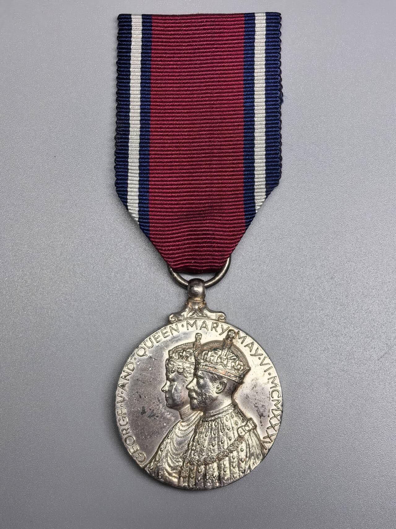 小驴勋章奖章收藏1月2日周五晚六点拍卖（珍爱和平，收藏战争，铭记历史，勿忘国耻，忠党爱国。有偿代拍，送拍规则在简介最后，参拍须阅读规则后再参拍，关系到运费包装发货时效真假辨别等关键信息，拍卖时不再发原图，看大图店主微信码在拍卖店铺介绍里） 1935英国乔治五世在位25年纪念章