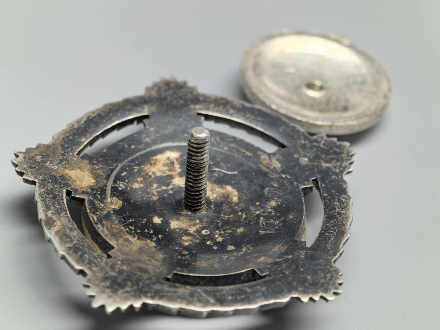 小驴勋章奖章收藏1月2日周五晚六点拍卖（珍爱和平，收藏战争，铭记历史，勿忘国耻，忠党爱国。有偿代拍，送拍规则在简介最后，参拍须阅读规则后再参拍，关系到运费包装发货时效真假辨别等关键信息，拍卖时不再发原图，看大图店主微信码在拍卖店铺介绍里） 南斯拉夫二级团结友谊勋章，背打银标，珐琅有佩戴痕迹