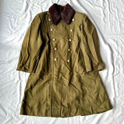 【第肆場】近代勋奖章徽章服饰杂项专场 - 新中国50年代空军军官铜扣大衣—有附属毛领—内衬或为物主定制或有更换原棉衬为丝衬—肩宽约46cm 袖长约57cm
