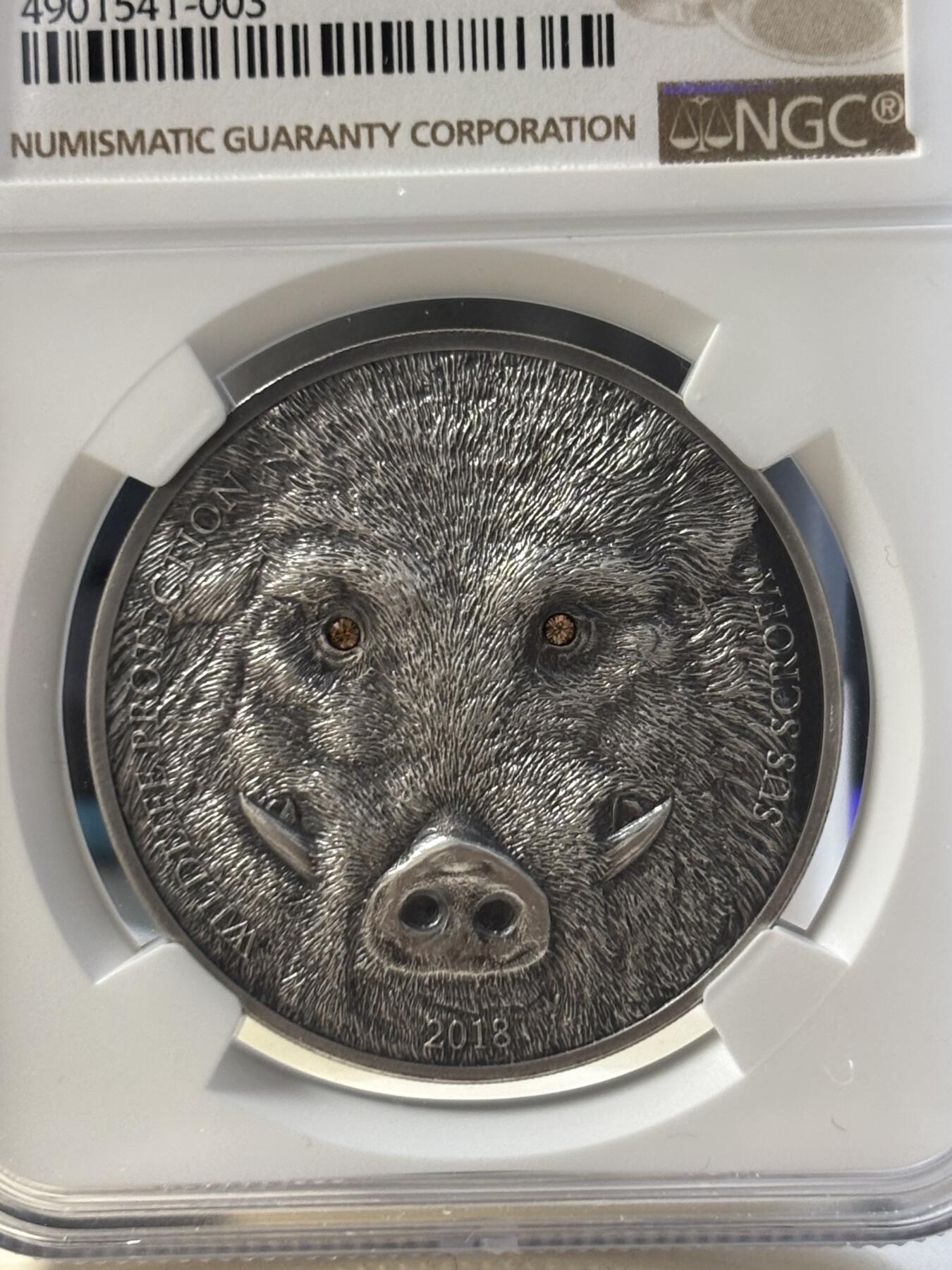 第186期拍卖 蒙古2018年草原动物系列野猪仿古镶嵌水晶纪念银币NGC-MS70,1盎司。999银，发行2500枚