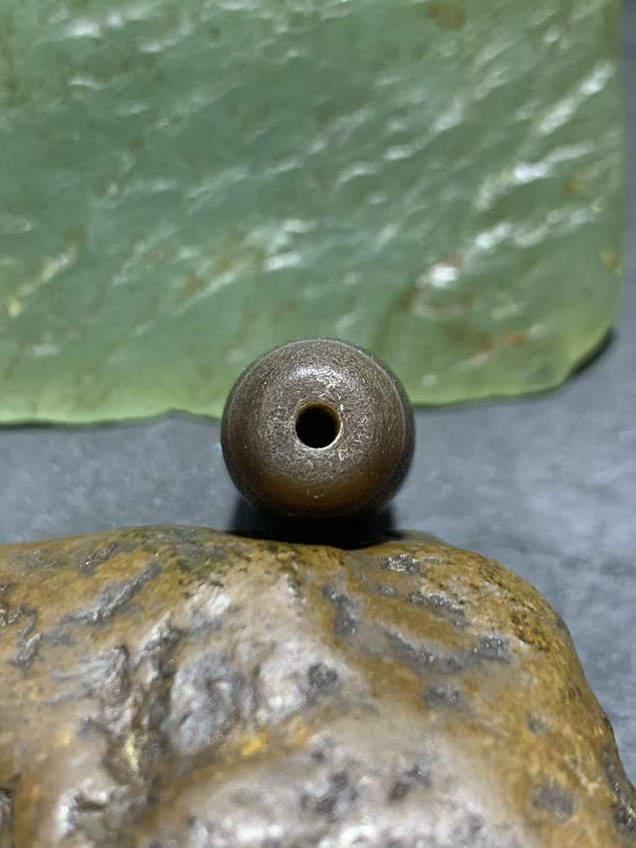 风化纹缠丝玛瑙瑕疵桶珠一个，