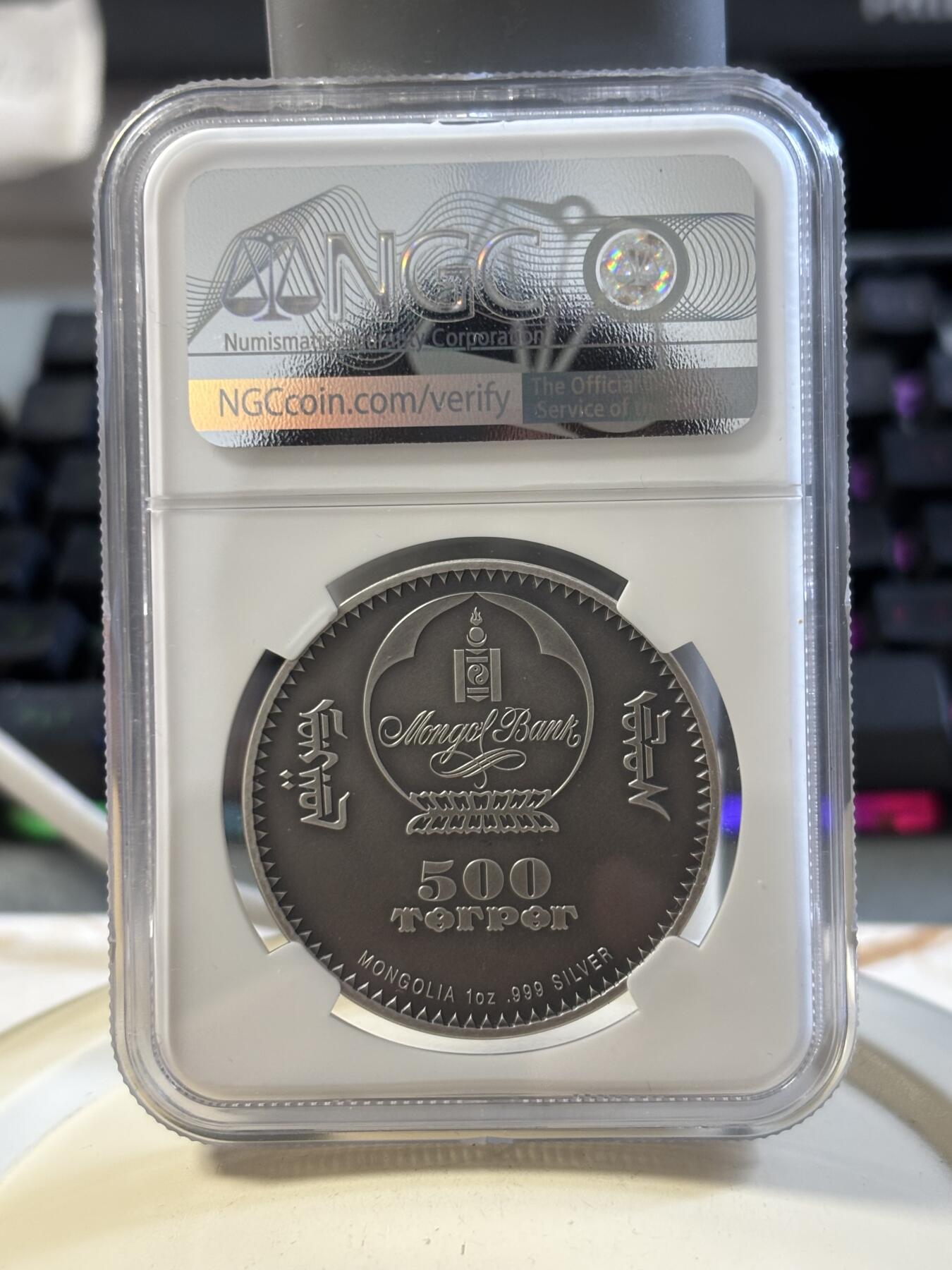 第186期拍卖 蒙古2018年草原动物系列野猪仿古镶嵌水晶纪念银币NGC-MS70,1盎司。999银，发行2500枚