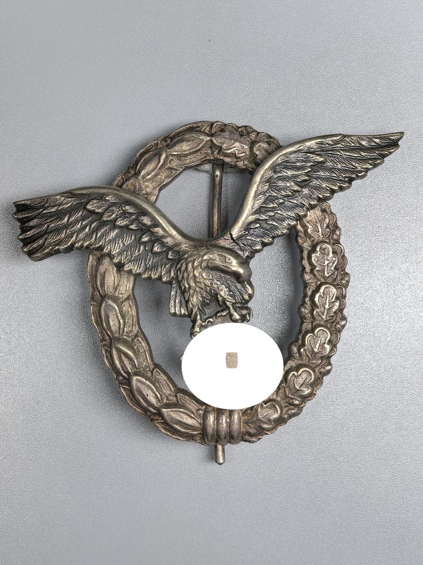 小驴勋章奖章收藏1月2日周五晚六点拍卖（珍爱和平，收藏战争，铭记历史，勿忘国耻，忠党爱国。有偿代拍，送拍规则在简介最后，参拍须阅读规则后再参拍，关系到运费包装发货时效真假辨别等关键信息，拍卖时不再发原图，看大图店主微信码在拍卖店铺介绍里） 德二空军飞行员奖章带原盒，背打BSW三叶草厂标，Tombak铜合金材质，鹰枪镀黑，花环镀银，由Gebruder Schneider,Wein (BSW）厂制作，好品