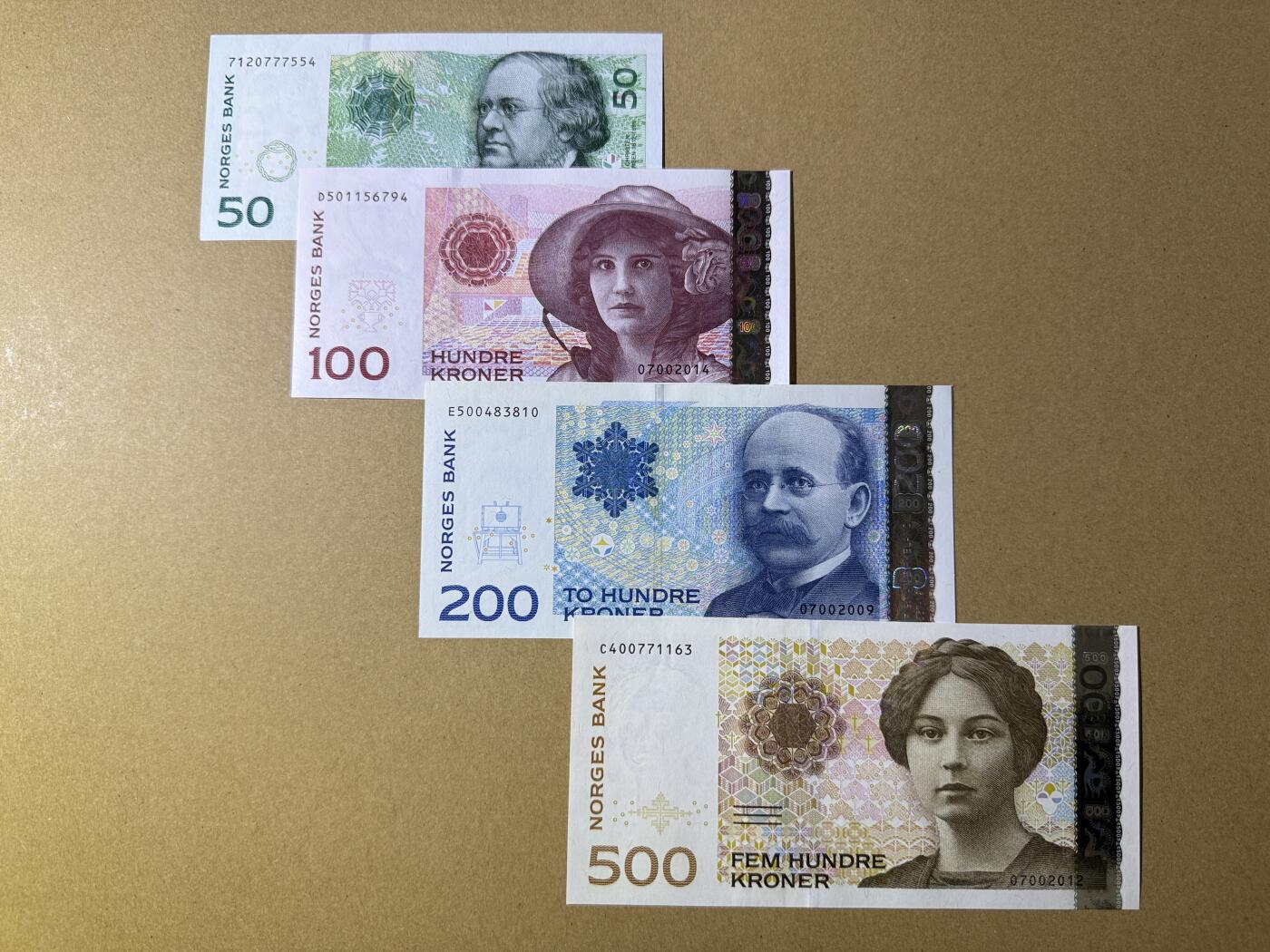 《艾美收藏》第227期-1.3周六外币黄金场-马年首拍 挪威100-500克朗4张 UNC 90-00年代版本