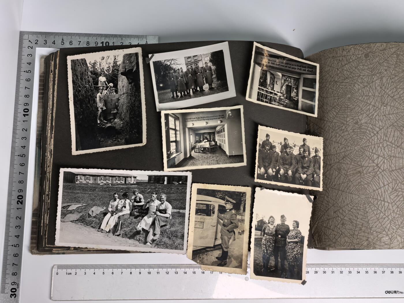 小驴勋章奖章收藏1月2日周五晚六点拍卖（珍爱和平，收藏战争，铭记历史，勿忘国耻，忠党爱国。有偿代拍，送拍规则在简介最后，参拍须阅读规则后再参拍，关系到运费包装发货时效真假辨别等关键信息，拍卖时不再发原图，看大图店主微信码在拍卖店铺介绍里） 得三军旅相册一本