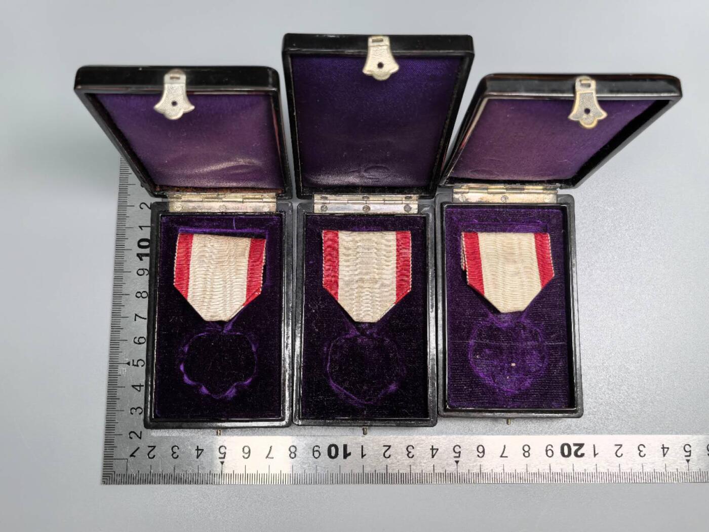 小驴勋章奖章收藏1月2日周五晚六点拍卖（珍爱和平，收藏战争，铭记历史，勿忘国耻，忠党爱国。有偿代拍，送拍规则在简介最后，参拍须阅读规则后再参拍，关系到运费包装发货时效真假辨别等关键信息，拍卖时不再发原图，看大图店主微信码在拍卖店铺介绍里） 白叶盒子一组