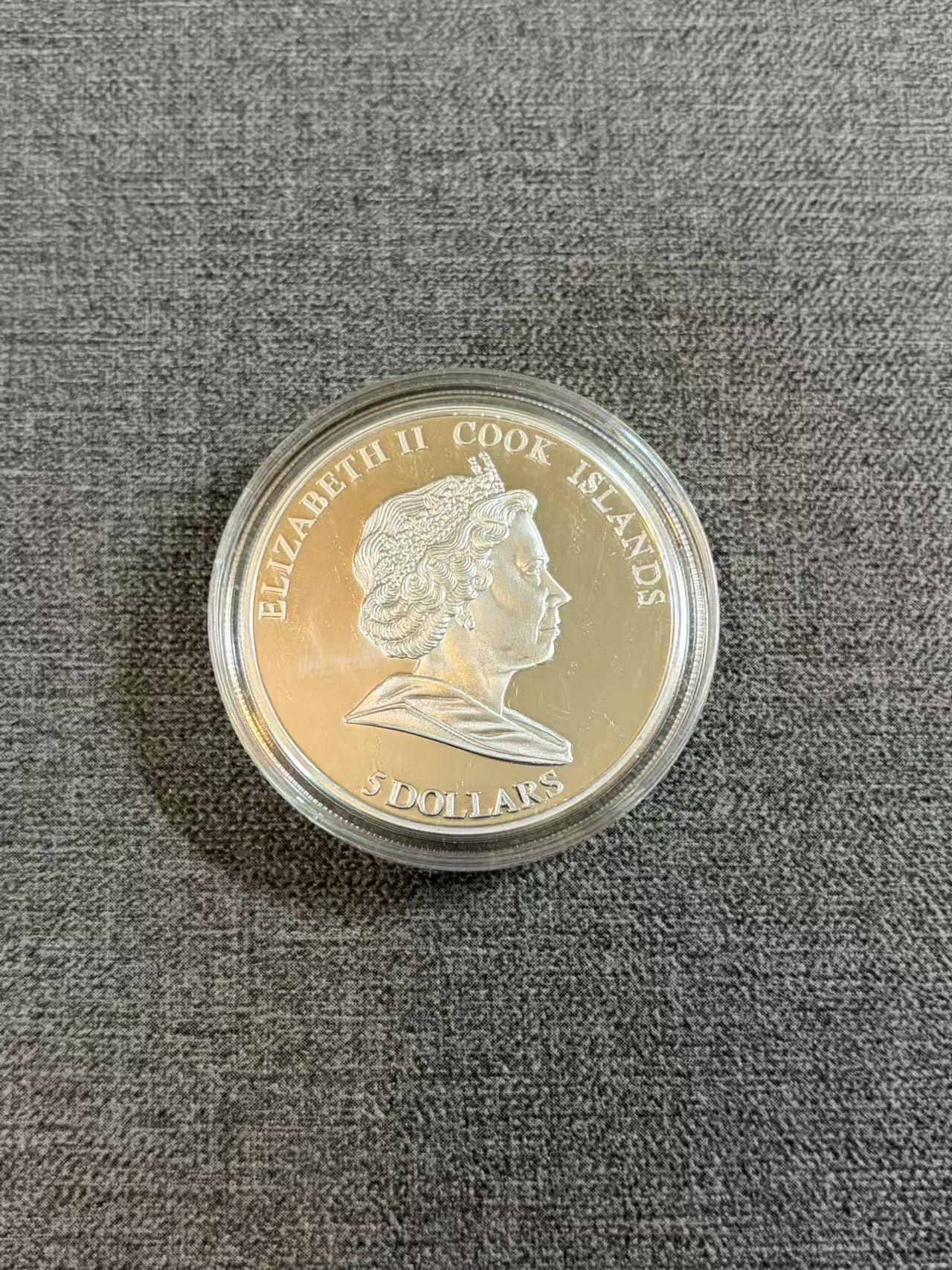 第186期拍卖 库克2009年红色花镶嵌镀金景泰蓝花瓣彩色纪念银币，29.51克，999银，发行2500枚