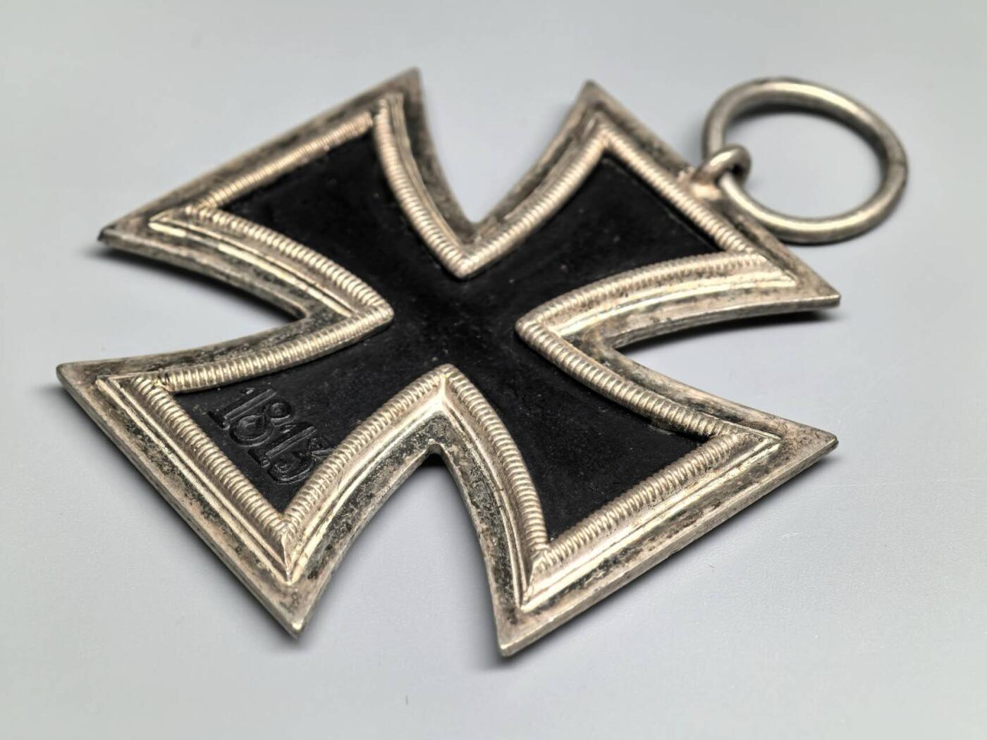 小驴勋章奖章收藏1月2日周五晚六点拍卖（珍爱和平，收藏战争，铭记历史，勿忘国耻，忠党爱国。有偿代拍，送拍规则在简介最后，参拍须阅读规则后再参拍，关系到运费包装发货时效真假辨别等关键信息，拍卖时不再发原图，看大图店主微信码在拍卖店铺介绍里） 二德二级铁十字勋章带原厂纸袋内包装油纸包，铁质核心黑漆边框带一些白油，环打13厂标纸袋背印厂标（Gustav Brehmer Markn eukirchen)，章好品，纸袋有破损