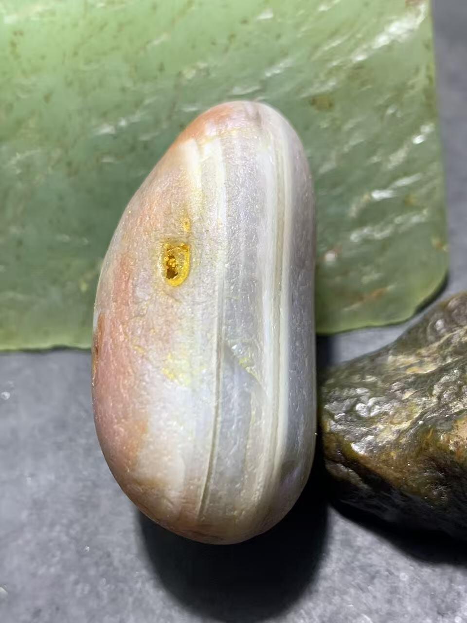 精美川料红白水冲籽南红玛瑙原石一颗，