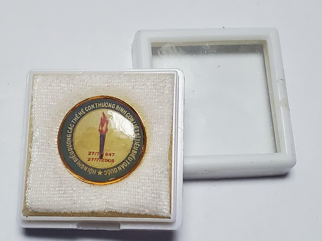 韵星假日拍卖第三十五期 -- Rimey Holidays Auction 34 越南社会主义共和国共青团优秀服务成员证章 带原盒 盒带标