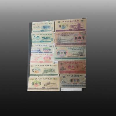 程曦曙光-安欣 - 全国粮票17张，武汉地方粮票31张。