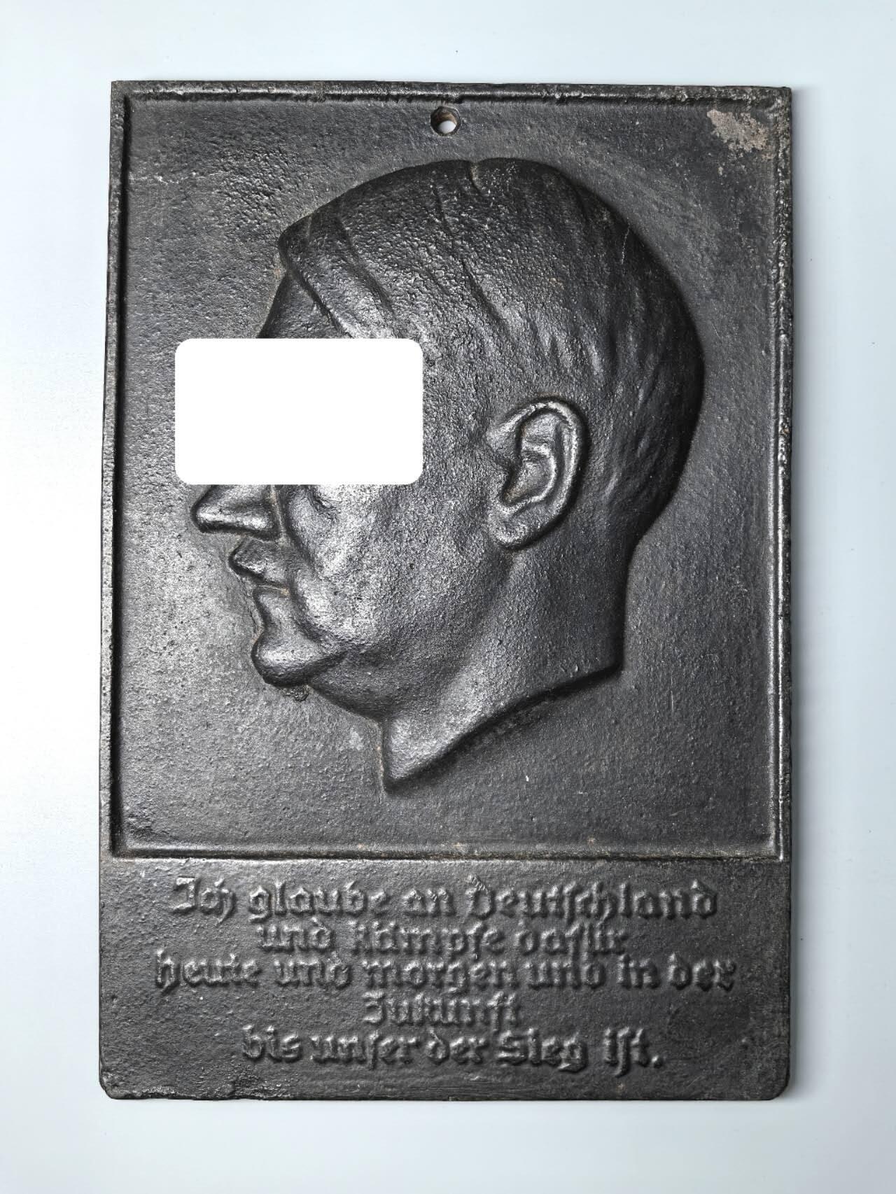 小驴勋章奖章收藏1月2日周五晚六点拍卖（珍爱和平，收藏战争，铭记历史，勿忘国耻，忠党爱国。有偿代拍，送拍规则在简介最后，参拍须阅读规则后再参拍，关系到运费包装发货时效真假辨别等关键信息，拍卖时不再发原图，看大图店主微信码在拍卖店铺介绍里） 德三A·H立体侧头像铸铁爱国挂牌，铭文“我相信德国，今天、明天、将来都会为德国而战，直到胜利。”，非常厚重，5.9公斤（11.8斤），21*31厘米，最高处近4厘米厚，少见