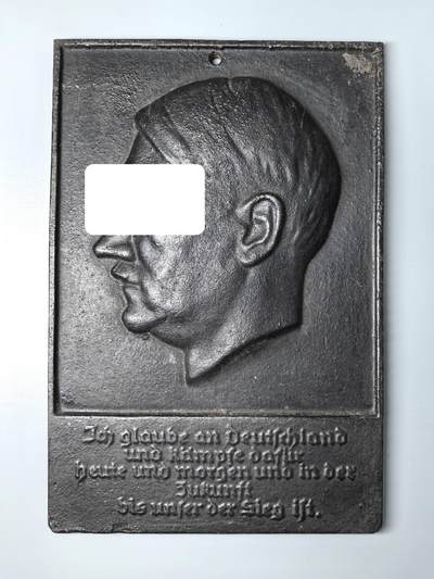 小驴勋章奖章收藏1月2日周五晚六点拍卖（珍爱和平，收藏战争，铭记历史，勿忘国耻，忠党爱国。有偿代拍，送拍规则在简介最后，参拍须阅读规则后再参拍，关系到运费包装发货时效真假辨别等关键信息，拍卖时不再发原图，看大图店主微信码在拍卖店铺介绍里） - 德三A·H立体侧头像铸铁爱国挂牌，铭文“我相信德国，今天、明天、将来都会为德国而战，直到胜利。”，非常厚重，5.9公斤（11.8斤），21*31厘米，最高处近4厘米厚，少见
