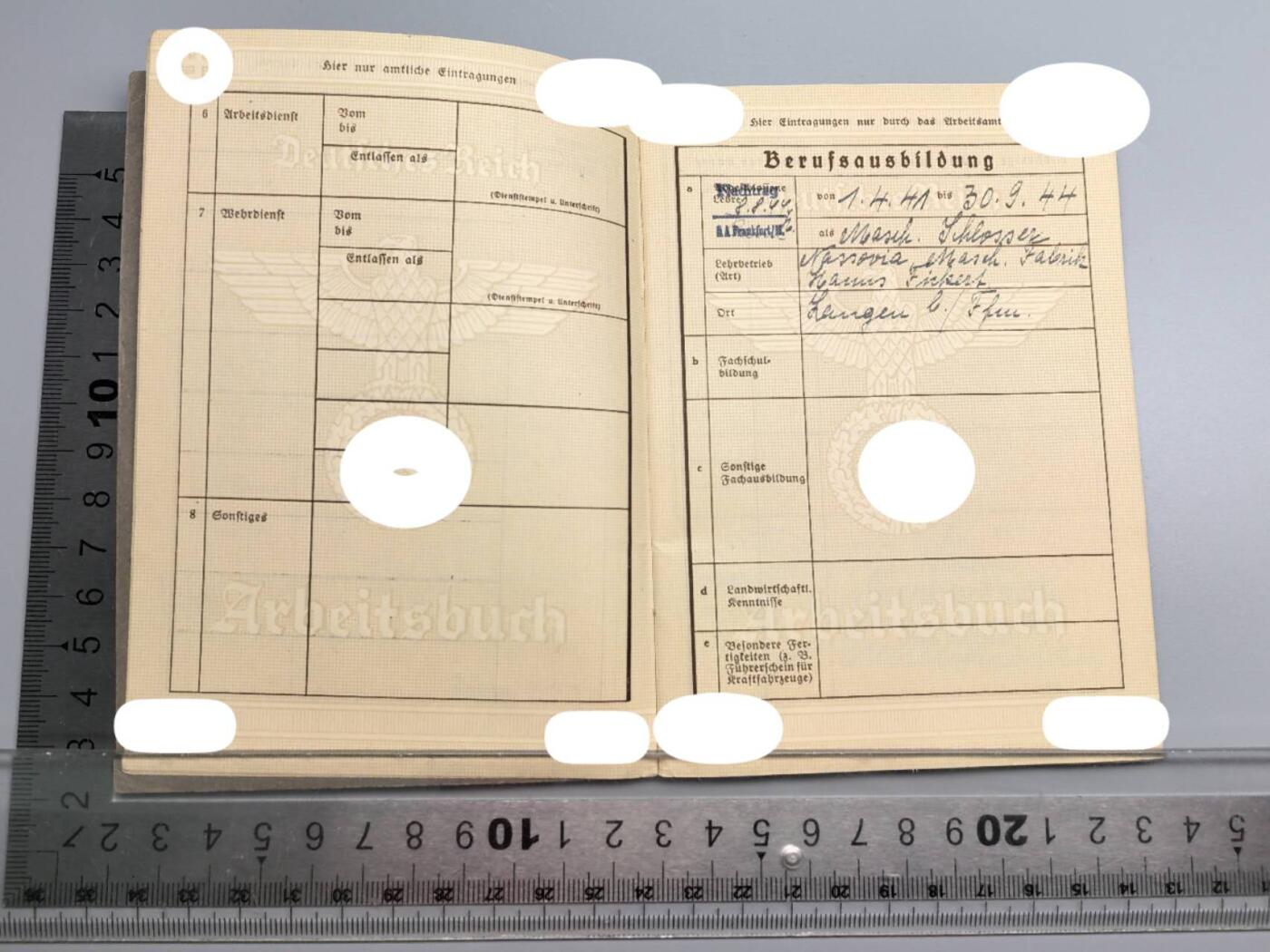 小驴勋章奖章收藏1月2日周五晚六点拍卖（珍爱和平，收藏战争，铭记历史，勿忘国耻，忠党爱国。有偿代拍，送拍规则在简介最后，参拍须阅读规则后再参拍，关系到运费包装发货时效真假辨别等关键信息，拍卖时不再发原图，看大图店主微信码在拍卖店铺介绍里） 得三工作本带两张照片