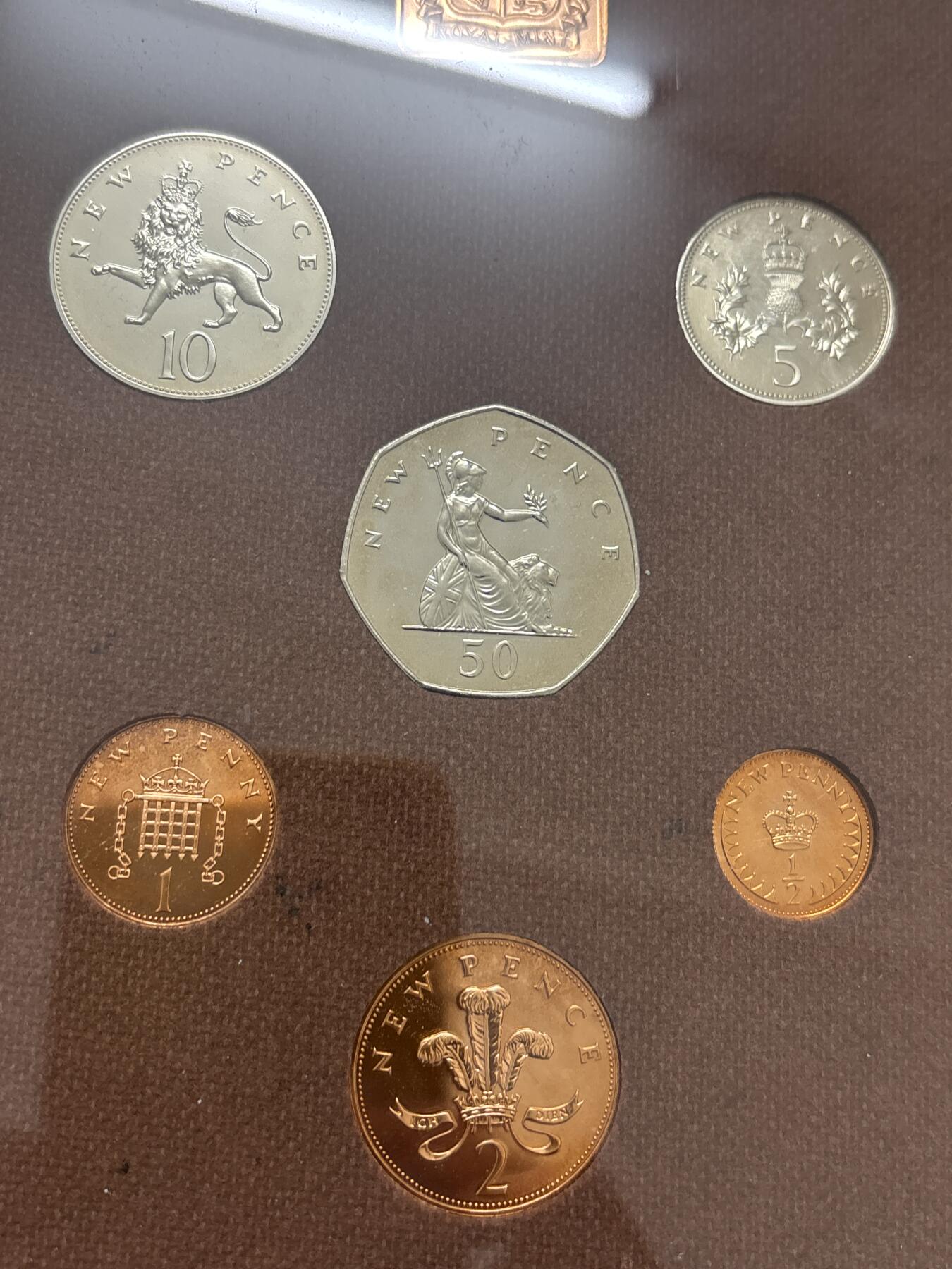 文馨钱币收藏 迎新纳福2026新年第一场（第 287 场）金银老铜币拍卖 原封原盒全新  1974 年英国 1/2 便士--50 便士精制币带铜章一套