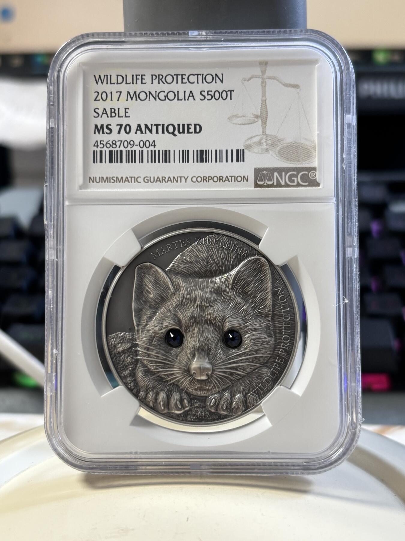 第186期拍卖 蒙古2017年草原动物系列紫貂仿古镶嵌水晶纪念银币NGC-MS70,1盎司。999银，发行2500枚