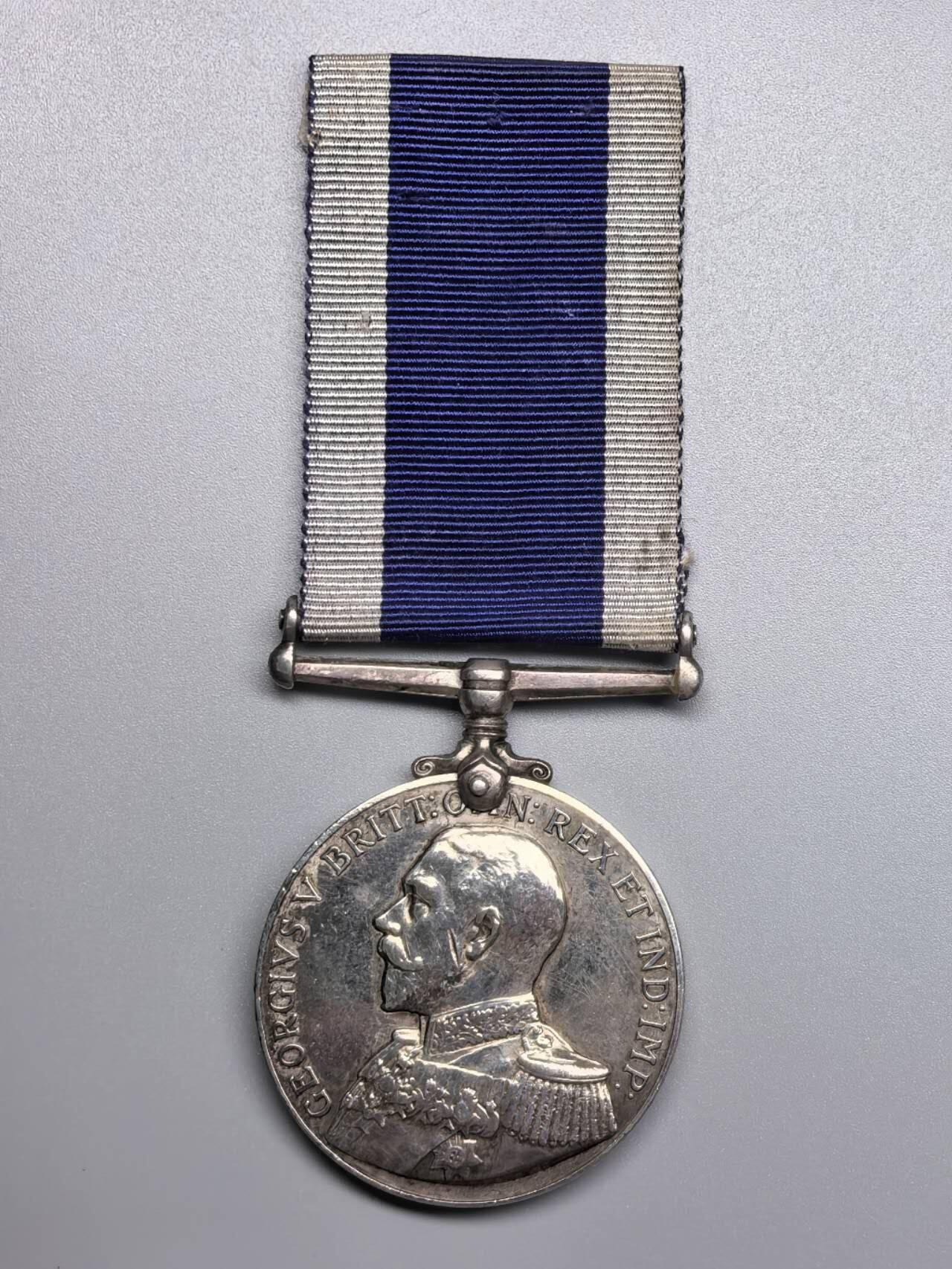 小驴勋章奖章收藏1月2日周五晚六点拍卖（珍爱和平，收藏战争，铭记历史，勿忘国耻，忠党爱国。有偿代拍，送拍规则在简介最后，参拍须阅读规则后再参拍，关系到运费包装发货时效真假辨别等关键信息，拍卖时不再发原图，看大图店主微信码在拍卖店铺介绍里） 乔治五世版英国皇家海军长期服役奖章，银质，打有获得者信息边铭带档案