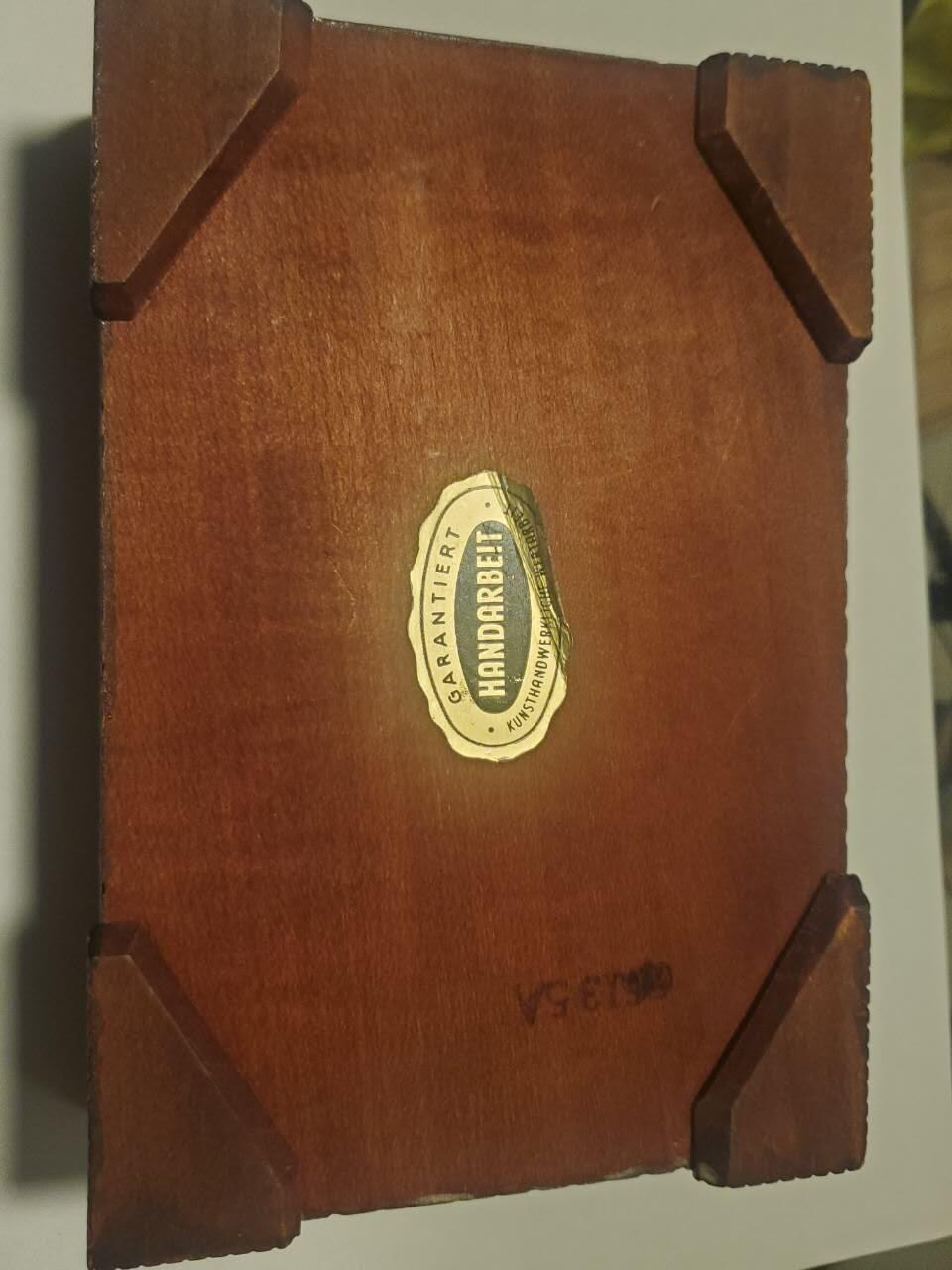 韵星假日拍卖第三十五期 -- Rimey Holidays Auction 34 法兰西第三/四共和国外籍兵团礼盒 赠送给军官或者外宾 上面镶嵌了外籍第一骑兵兵团 第二、第五步兵兵团证章 设计很好 三大经典外籍精英部队 少见底部带厂标