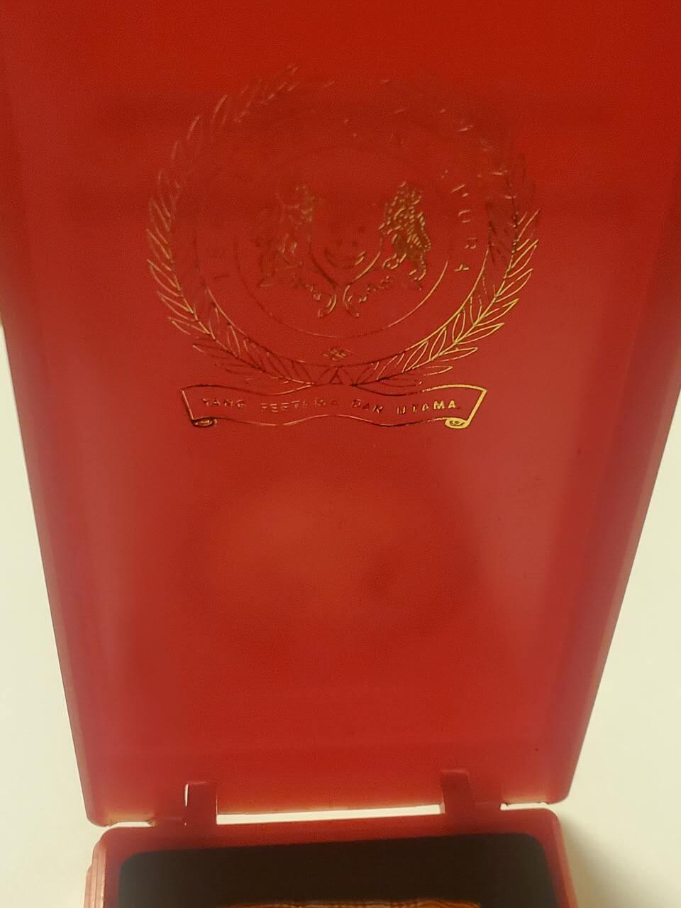 韵星假日拍卖第三十五期 -- Rimey Holidays Auction 34 新加坡共和国新加坡武装力量良好服务奖章带原盒 铜镀金 稀少 