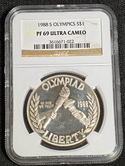 刘世昌艺术品销售中心～虎踞龙蟠*金杨在线联拍群第513期 - 美国1988年“汉城奥运会～五环和花环”精制纪念银币（NGC    PD69UC   串号：3616671-022）1枚。此币荣获当年“世界硬币大奖赛～最受欢迎币”大奖。