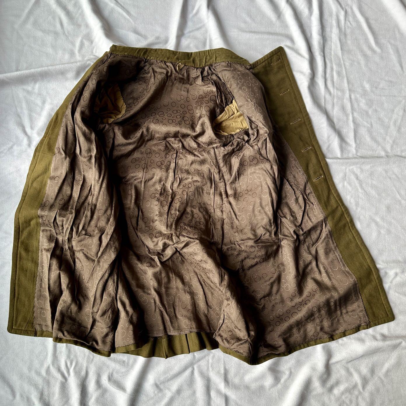 【第肆場】近代勋奖章徽章服饰杂项专场 新中国50年代空军军官铜扣大衣—有附属毛领—内衬或为物主定制或有更换原棉衬为丝衬—肩宽约46cm 袖长约57cm