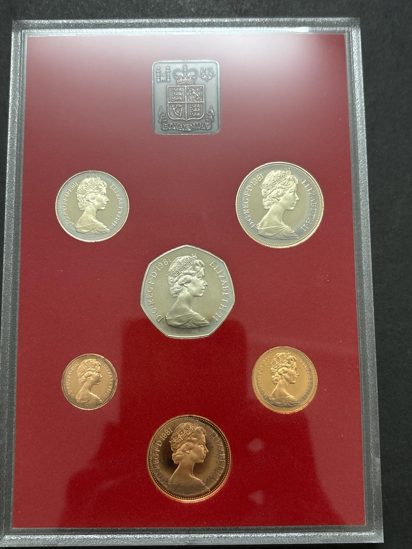 文馨钱币收藏 迎新纳福2026新年第一场（第 287 场）金银老铜币拍卖 原封原盒全新  1981 年英国 1/2 便士--50 便士带彩精制币带铜章一套