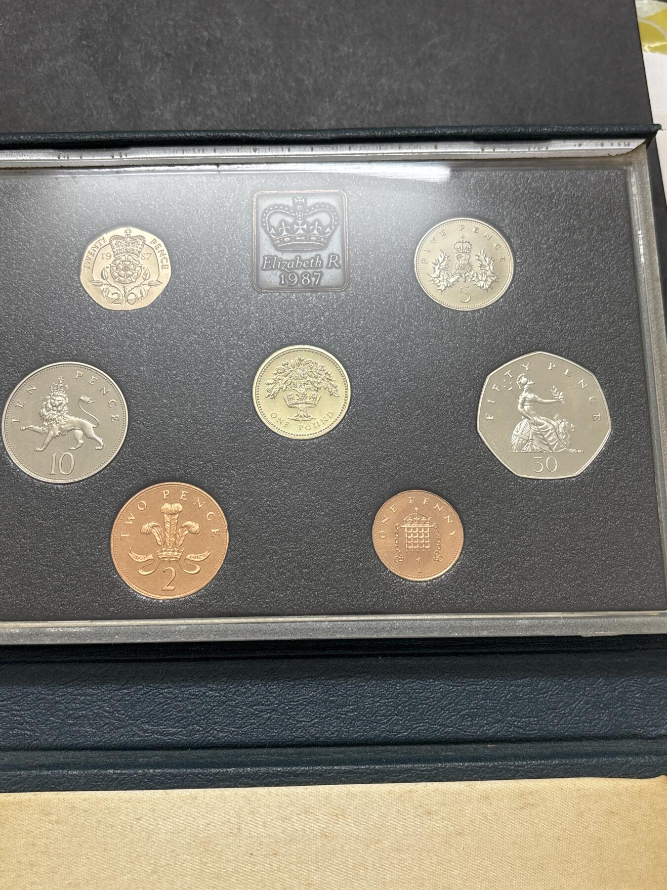 文馨钱币收藏 迎新纳福2026新年第一场（第 287 场）金银老铜币拍卖 原封原盒全新  1987 年英国 1便士--1  磅精制币带铜章一套