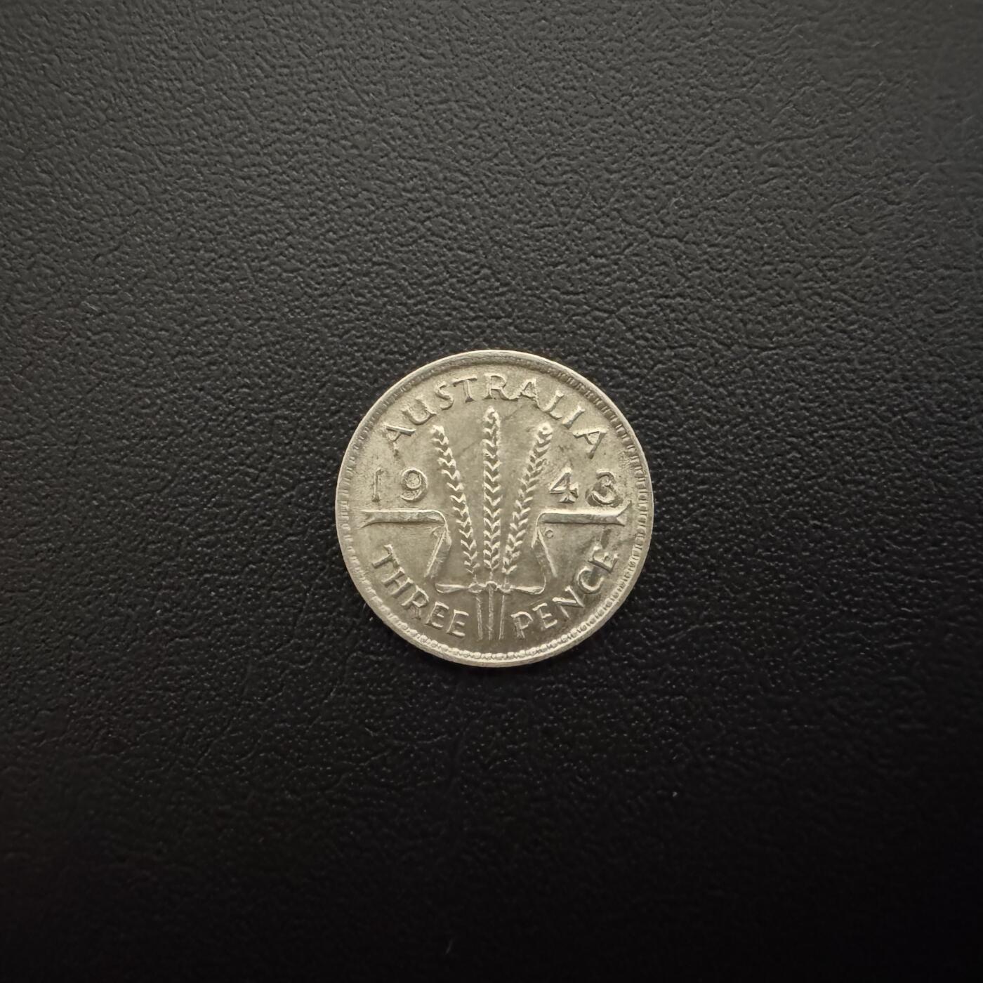 【铜匠收藏】★第135加场★客户代拍 银币场。不寄存，150包邮。不满150元，支付5元运费。《接受代拍 代送NGC评级》 英属澳大利亚1943年乔六3便士银币 1.4g 90%银