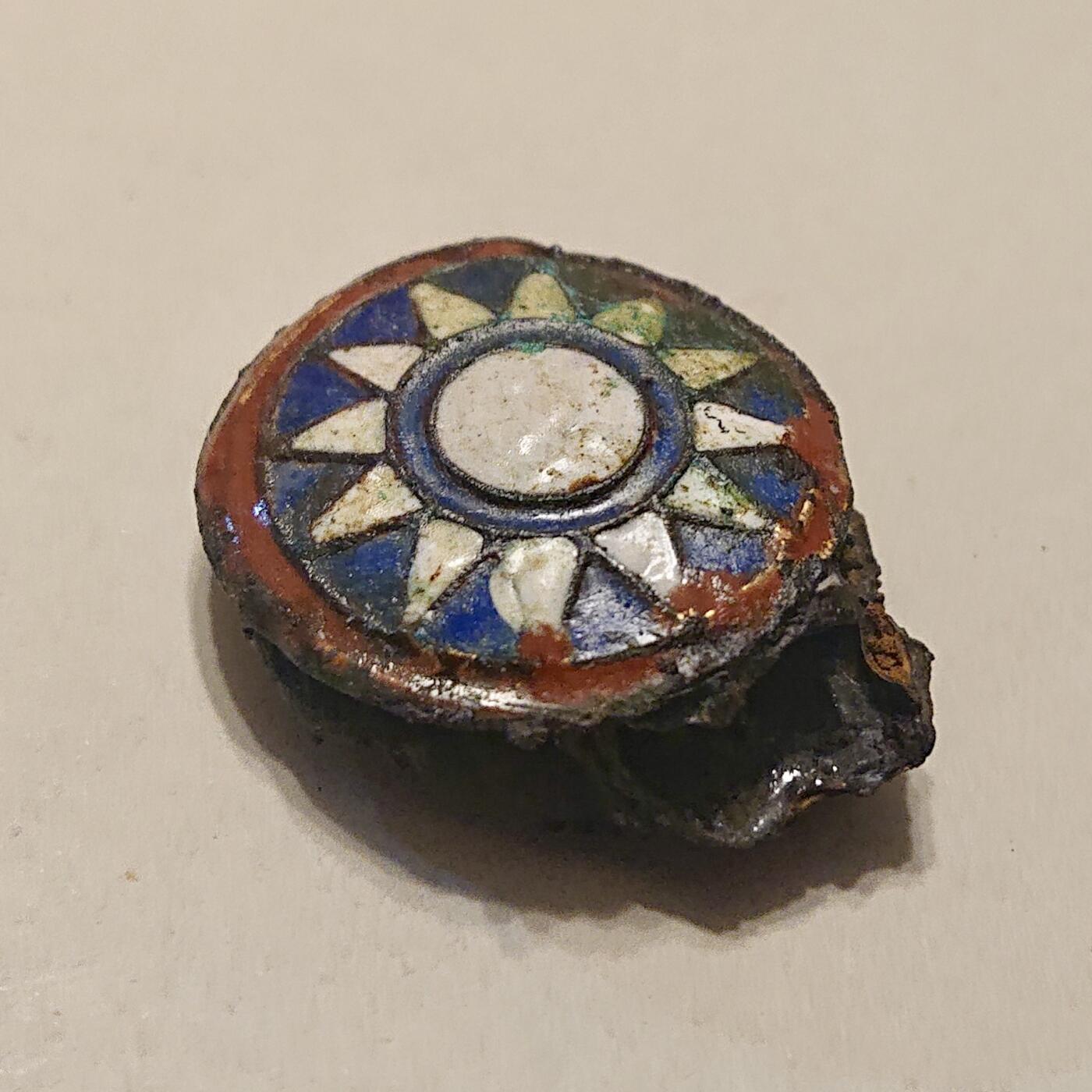 【第肆場】近代勋奖章徽章服饰杂项专场 民国红圈珐琅官兵帽徽_2枚重叠已锈蚀