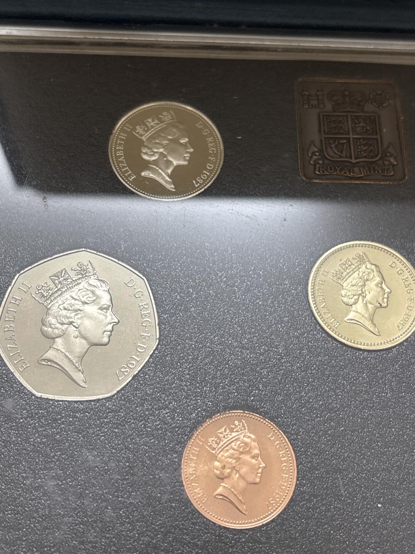 文馨钱币收藏 迎新纳福2026新年第一场（第 287 场）金银老铜币拍卖 原封原盒全新  1987 年英国 1便士--1  磅精制币带铜章一套