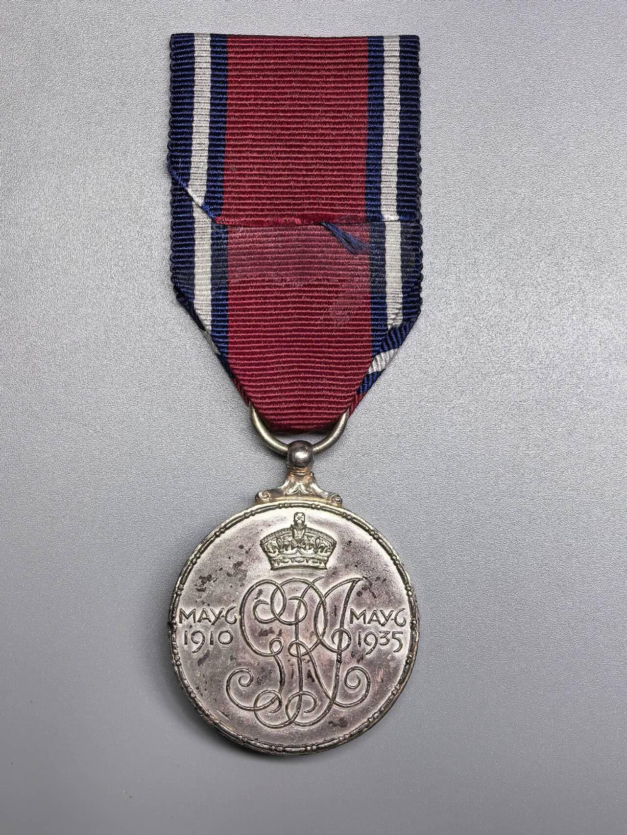 小驴勋章奖章收藏1月2日周五晚六点拍卖（珍爱和平，收藏战争，铭记历史，勿忘国耻，忠党爱国。有偿代拍，送拍规则在简介最后，参拍须阅读规则后再参拍，关系到运费包装发货时效真假辨别等关键信息，拍卖时不再发原图，看大图店主微信码在拍卖店铺介绍里） 1935英国乔治五世在位25年纪念章