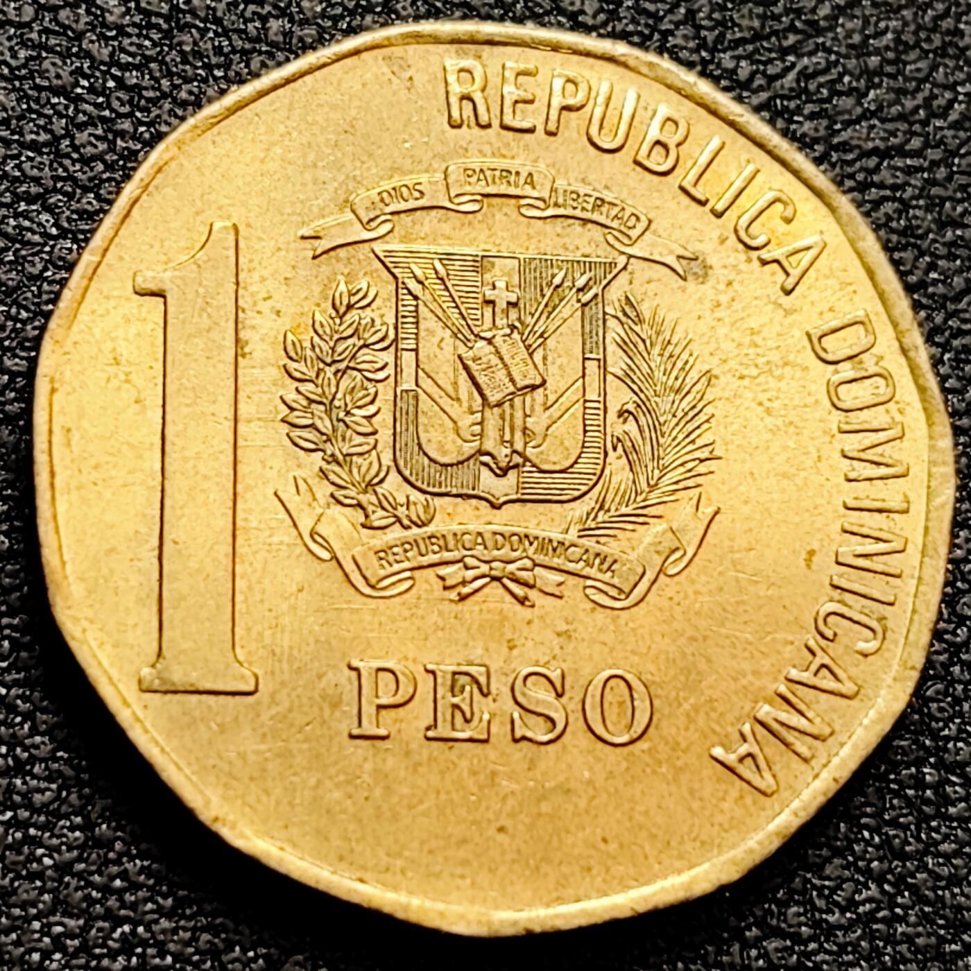 泉币菌-第160场-新年第三场 精品福利场 原铜光 国父巴勃罗 多米尼加1比索黄铜硬币 25.0毫米 6.5克2002