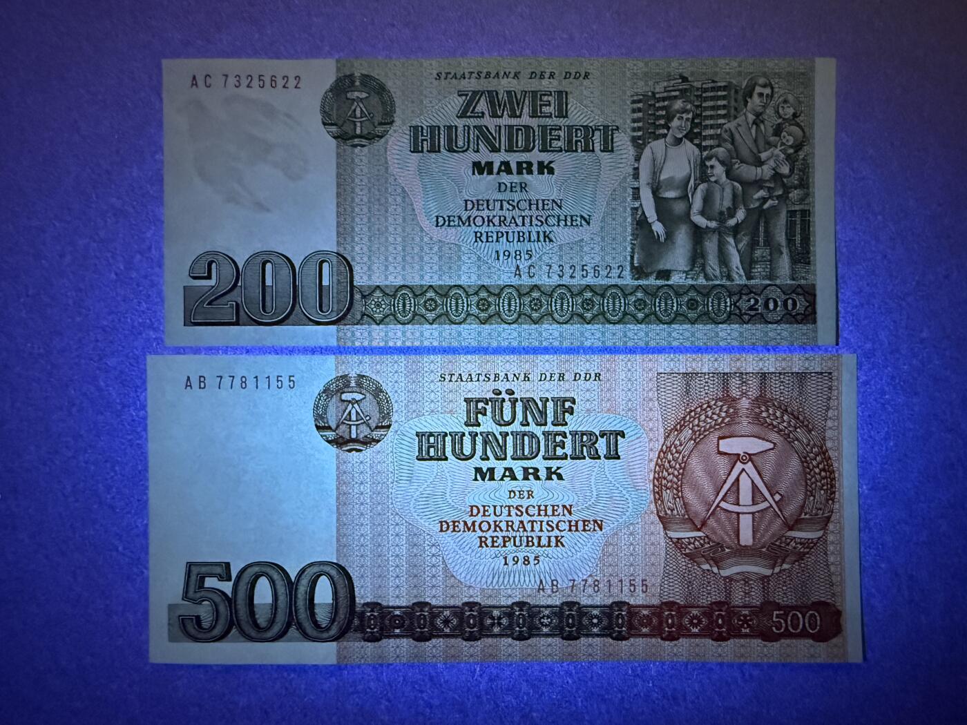 《艾美收藏》第227期-1.3周六外币黄金场-马年首拍 东德200、500马克2张 UNC 1985年 无4双尾