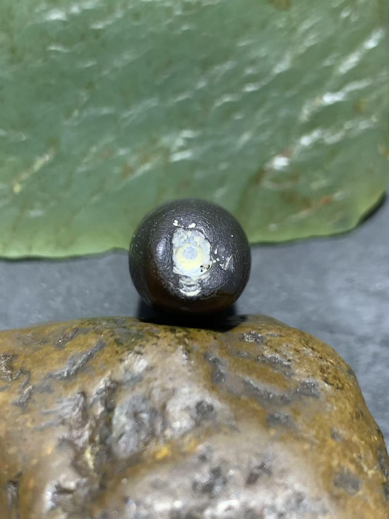 风化纹缠丝玛瑙瑕疵桶珠一个，