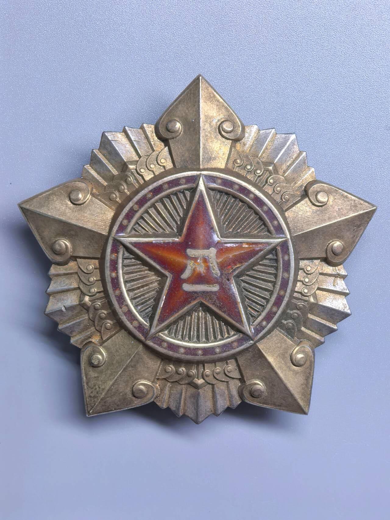 小驴勋章奖章收藏1月2日周五晚六点拍卖（珍爱和平，收藏战争，铭记历史，勿忘国耻，忠党爱国。有偿代拍，送拍规则在简介最后，参拍须阅读规则后再参拍，关系到运费包装发货时效真假辨别等关键信息，拍卖时不再发原图，看大图店主微信码在拍卖店铺介绍里） 工艺品二级八一，纯银（已测93.78%银）镀金珐琅，57.6克，珐琅做旧三点方向有些脱皮