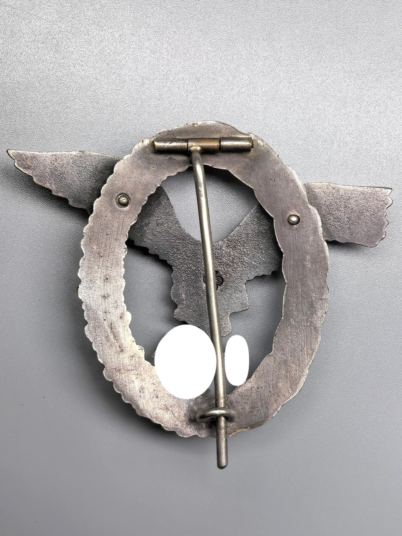 小驴勋章奖章收藏1月2日周五晚六点拍卖（珍爱和平，收藏战争，铭记历史，勿忘国耻，忠党爱国。有偿代拍，送拍规则在简介最后，参拍须阅读规则后再参拍，关系到运费包装发货时效真假辨别等关键信息，拍卖时不再发原图，看大图店主微信码在拍卖店铺介绍里） 德二空军飞行员奖章带原盒，背打BSW三叶草厂标，Tombak铜合金材质，鹰枪镀黑，花环镀银，由Gebruder Schneider,Wein (BSW）厂制作，好品