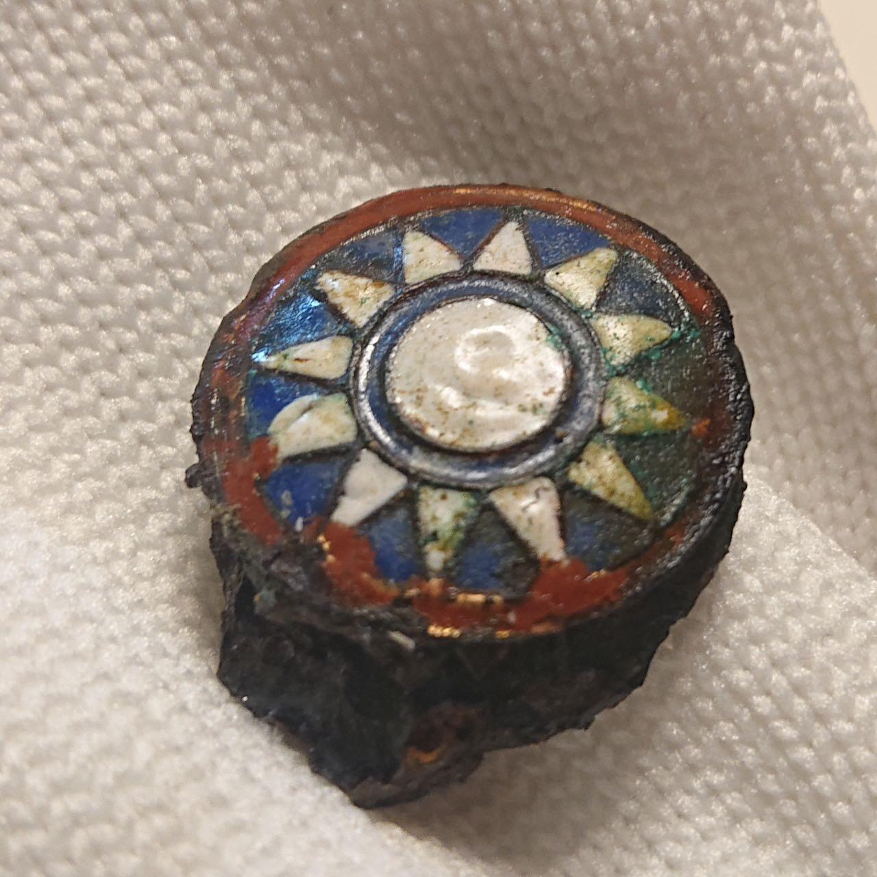 【第肆場】近代勋奖章徽章服饰杂项专场 民国红圈珐琅官兵帽徽_2枚重叠已锈蚀