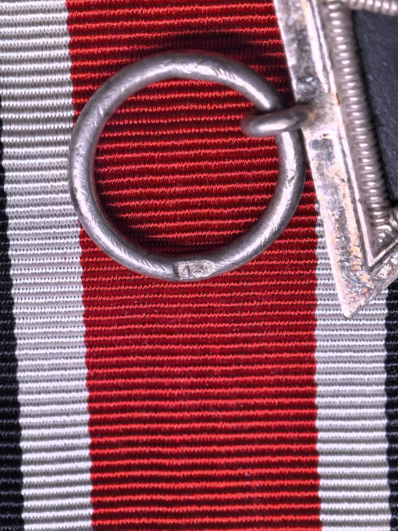 小驴勋章奖章收藏1月2日周五晚六点拍卖（珍爱和平，收藏战争，铭记历史，勿忘国耻，忠党爱国。有偿代拍，送拍规则在简介最后，参拍须阅读规则后再参拍，关系到运费包装发货时效真假辨别等关键信息，拍卖时不再发原图，看大图店主微信码在拍卖店铺介绍里） 二德二级铁十字勋章带原厂纸袋内包装油纸包，铁质核心黑漆边框带一些白油，环打13厂标纸袋背印厂标（Gustav Brehmer Markn eukirchen)，章好品，纸袋有破损