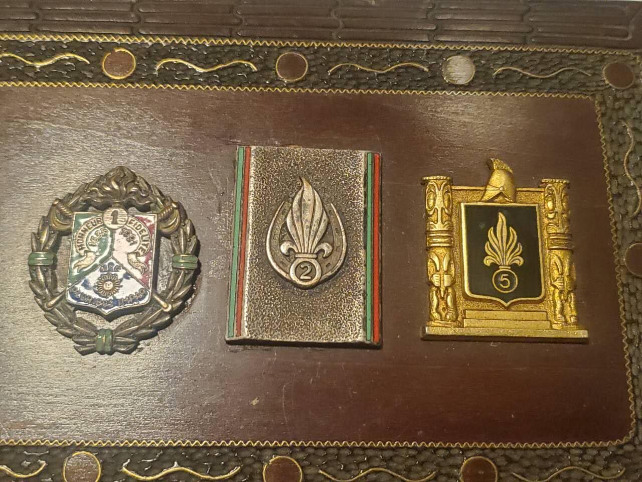 韵星假日拍卖第三十五期 -- Rimey Holidays Auction 34 法兰西第三/四共和国外籍兵团礼盒 赠送给军官或者外宾 上面镶嵌了外籍第一骑兵兵团 第二、第五步兵兵团证章 设计很好 三大经典外籍精英部队 少见底部带厂标