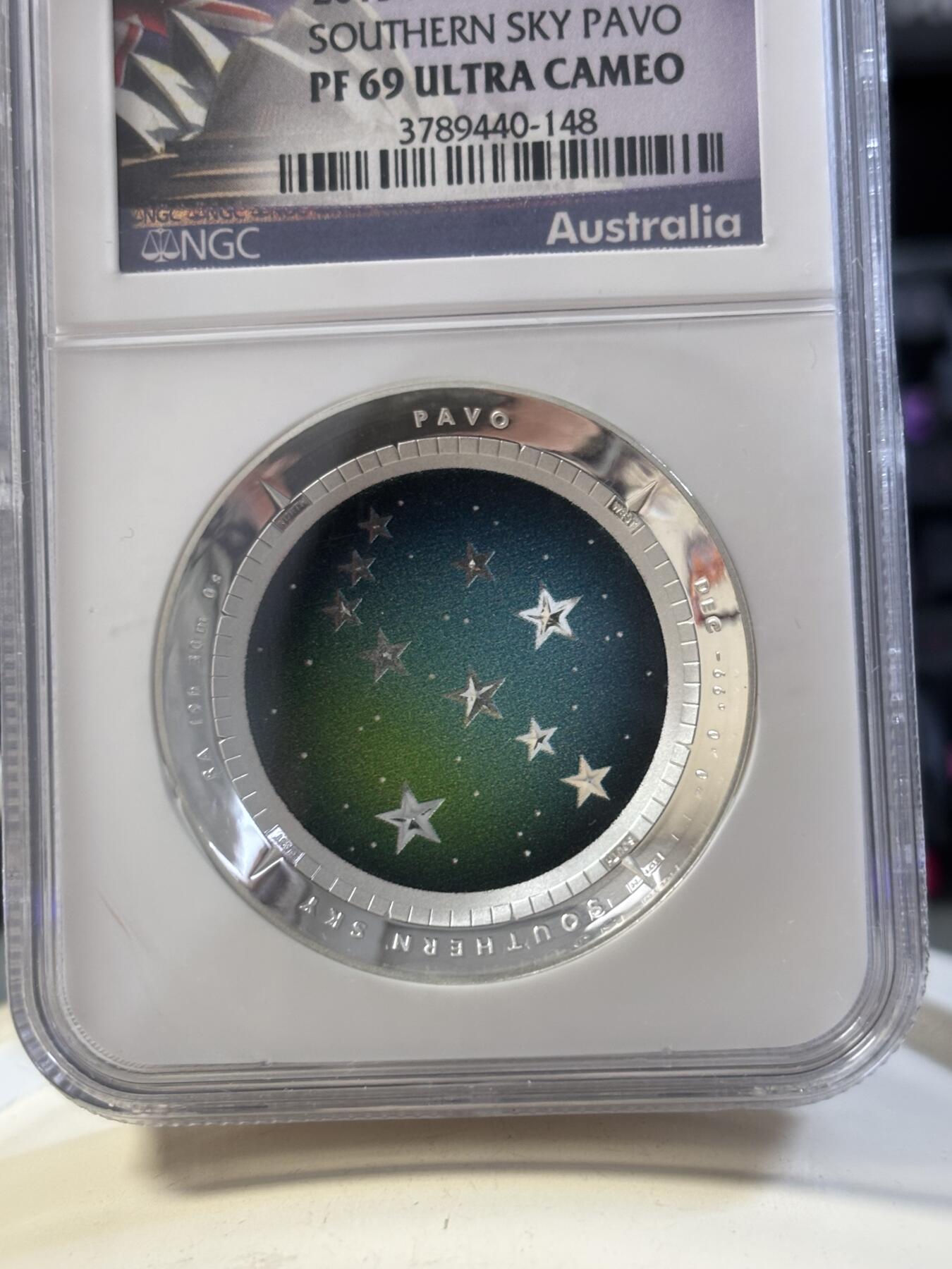 第186期拍卖 澳大利亚2013年南天星空系列2孔雀座凹凸纪念1盎司彩色银币NGC-PF69，999银，发行10000枚