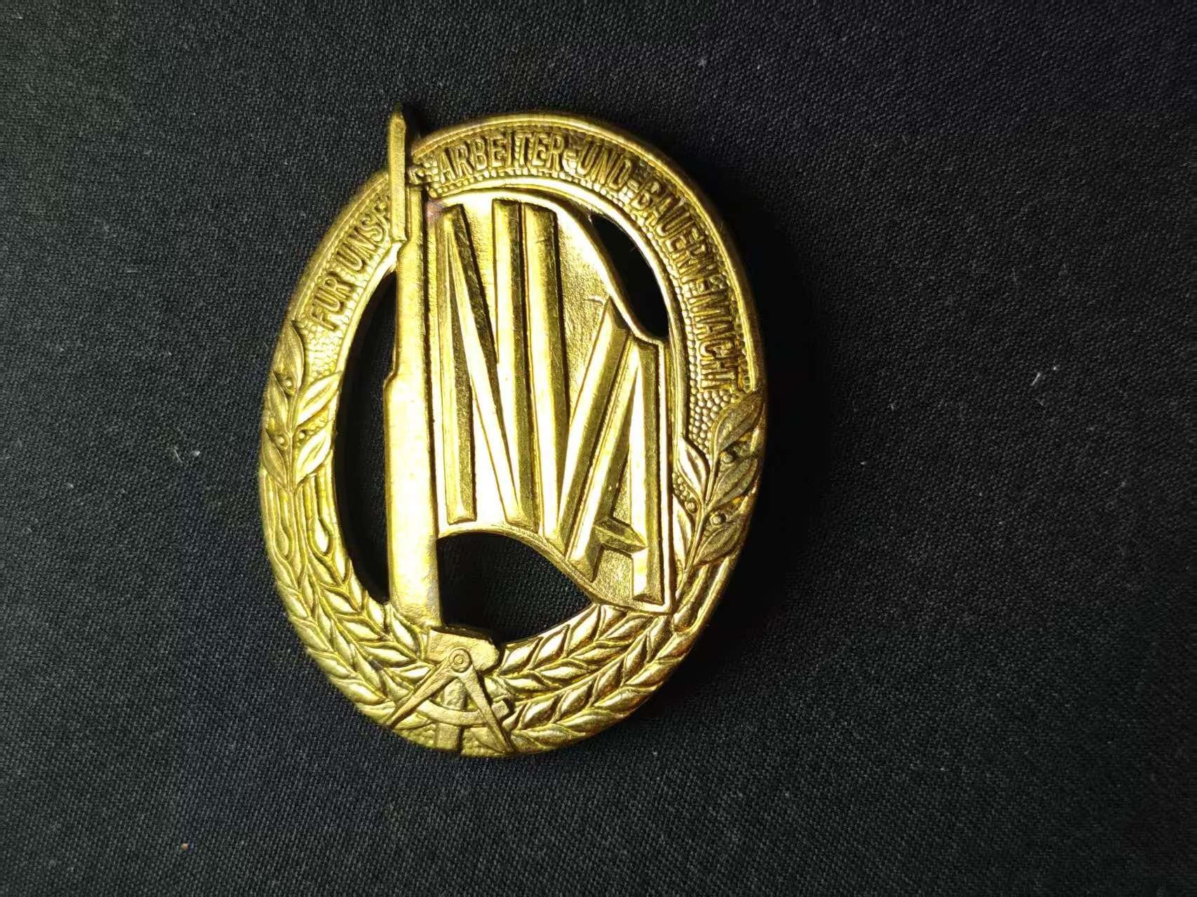 罗岚⭐爱藏⭐甄选专拍第三场-分享拍场赚佣（实体店在建中···） 民主德国人民军金级体育体能章 铜质镀金完美品 人民军造型必备