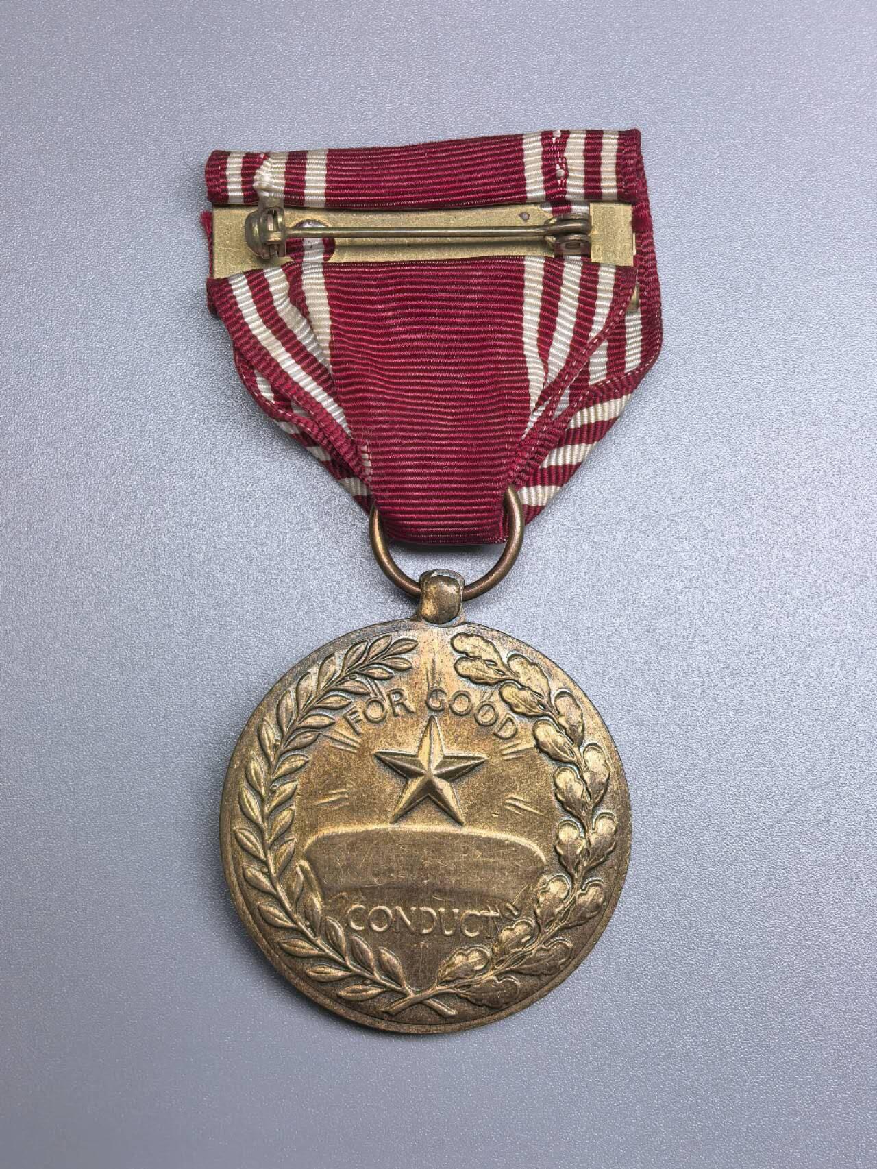 小驴勋章奖章收藏1月2日周五晚六点拍卖（珍爱和平，收藏战争，铭记历史，勿忘国耻，忠党爱国。有偿代拍，送拍规则在简介最后，参拍须阅读规则后再参拍，关系到运费包装发货时效真假辨别等关键信息，拍卖时不再发原图，看大图店主微信码在拍卖店铺介绍里） 美国陆军良好行为奖章