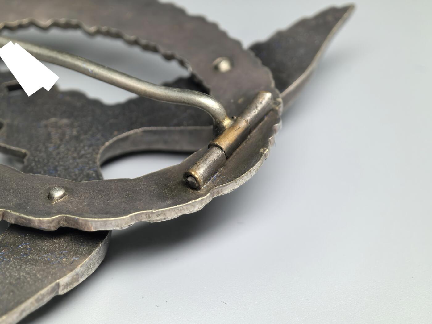 小驴勋章奖章收藏1月2日周五晚六点拍卖（珍爱和平，收藏战争，铭记历史，勿忘国耻，忠党爱国。有偿代拍，送拍规则在简介最后，参拍须阅读规则后再参拍，关系到运费包装发货时效真假辨别等关键信息，拍卖时不再发原图，看大图店主微信码在拍卖店铺介绍里） 德二空军飞行员奖章带原盒，背打BSW三叶草厂标，Tombak铜合金材质，鹰枪镀黑，花环镀银，由Gebruder Schneider,Wein (BSW）厂制作，好品