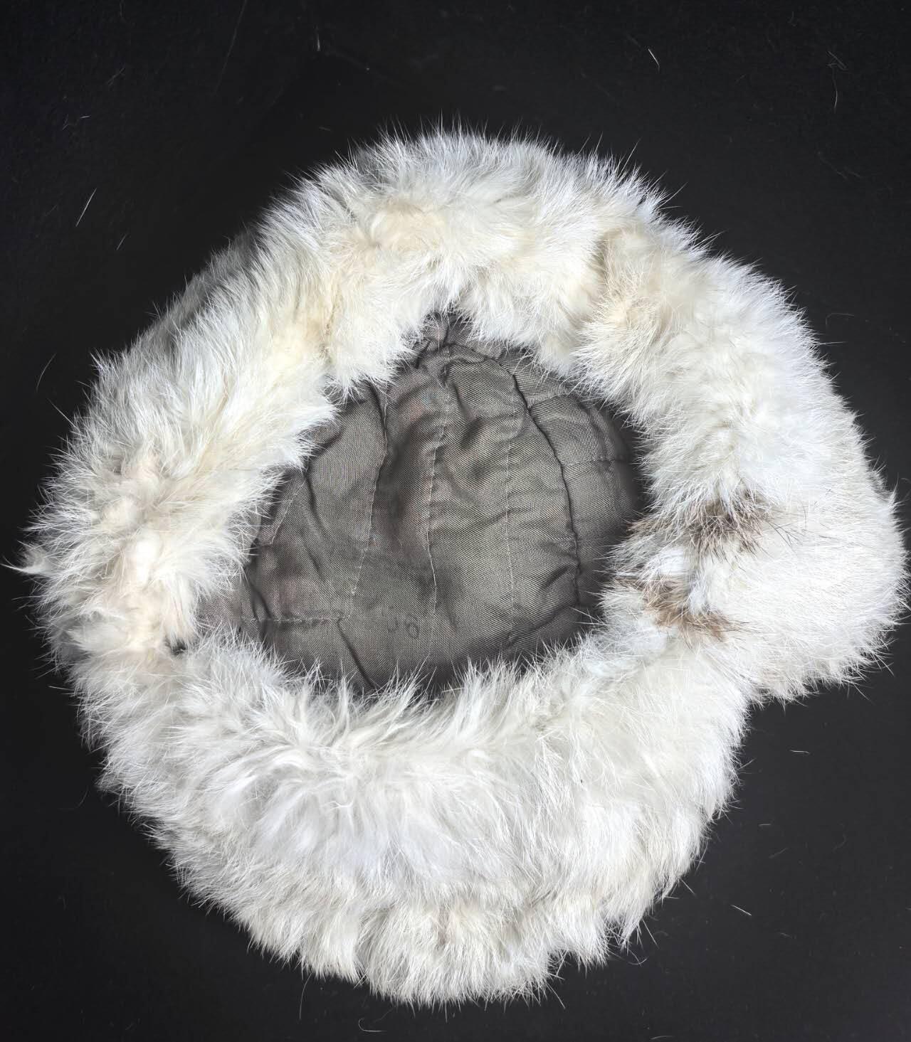 小驴勋章奖章收藏1月2日周五晚六点拍卖（珍爱和平，收藏战争，铭记历史，勿忘国耻，忠党爱国。有偿代拍，送拍规则在简介最后，参拍须阅读规则后再参拍，关系到运费包装发货时效真假辨别等关键信息，拍卖时不再发原图，看大图店主微信码在拍卖店铺介绍里） 德WWII军用冬季野战帽，兔毛皮羊毛毡材质，锌质鹰徽，内衬印有Reichsbetriebsnummer 56，形制和咱的雷锋帽一样，库存好品